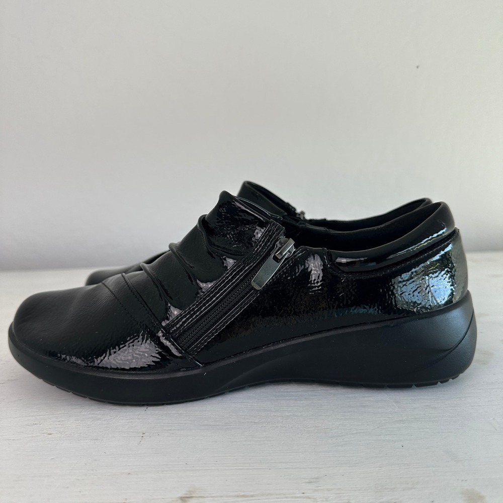 Clarks Shoes Womens 8.5 Kaetlyn Mila Black Crinkle Patent Side Zip Loafer